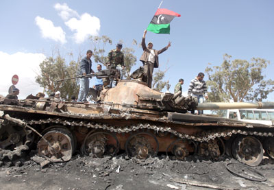 Rebeldes ahora van por Kadafi