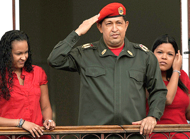 Reaparece Chávez desde el balcón presidencial de Venezuela: sin ganar al cáncer