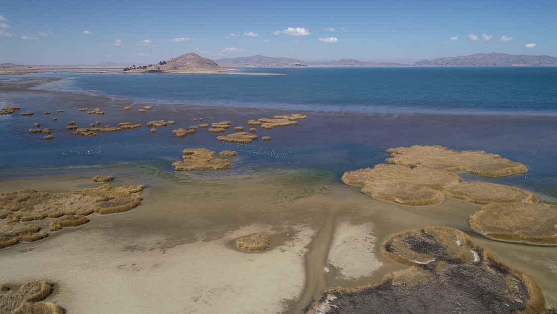 Vista parcial del lago Titicaca en Huarina, Bolivia, donde se observa la caída del nivel del agua el 27 de julio de 2023. Juan Karita / AP Bolivia y Perú en alerta: Las aguas del lago Titicaca descienden a niveles históricos