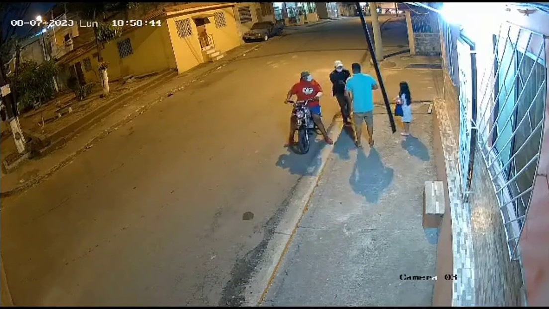 Padre es tiroteado frente a su pequeña hija durante un asalto en Ecuador