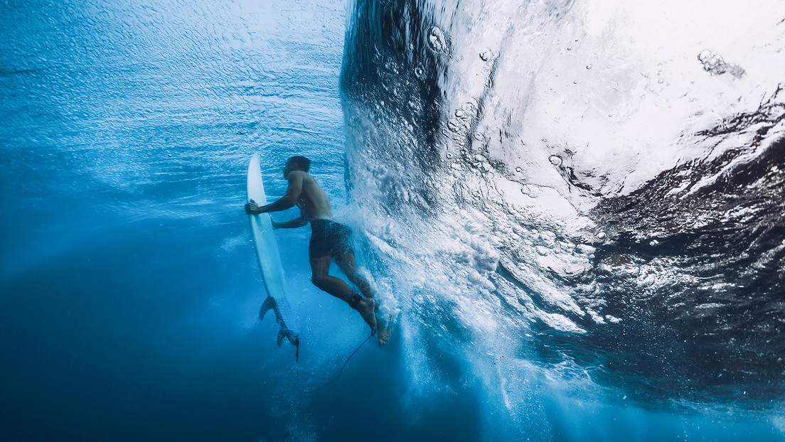 Un surfista pasa 37 horas a la deriva en el mar tras naufragar su barco frente a Indonesia