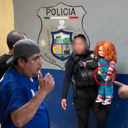 Detienen y esposan a un muñeco de 'Chucky' por alterar el orden público en México Detienen y esposan a un muñeco de 'Chucky' por alterar el orden público en México