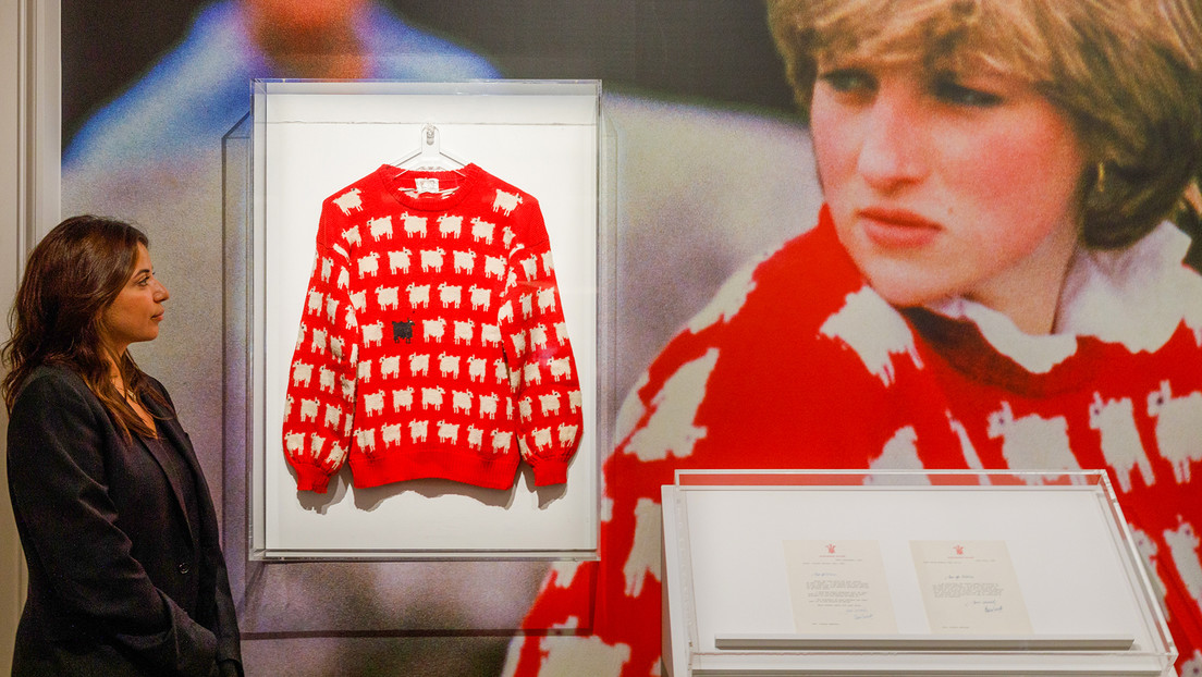 Un jersey de Lady Di con motivos de ovejas es subastado por más de 1 millón de euros Un jersey de Lady Di con motivos de ovejas es subastado por más de 1 millón de euros