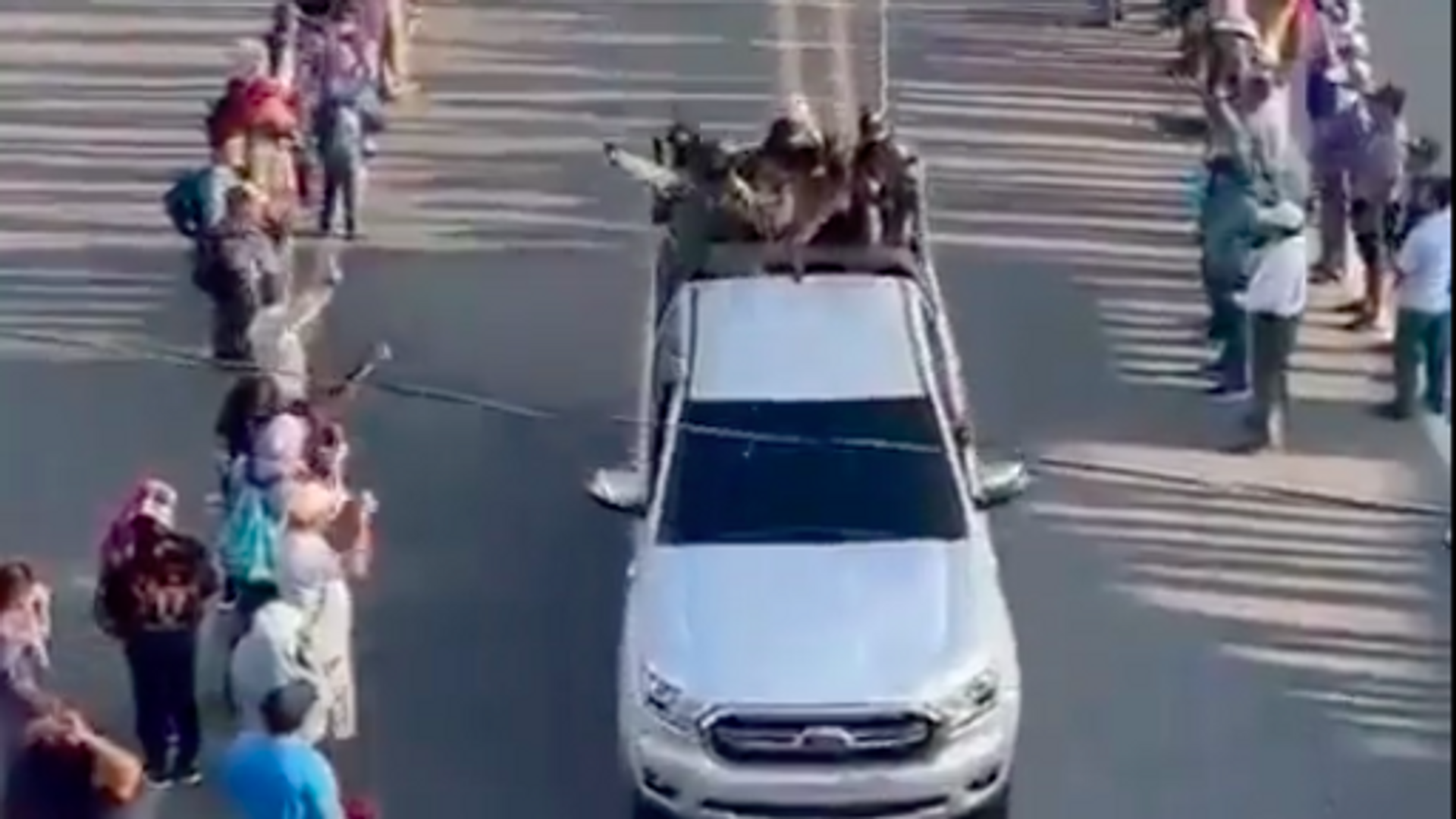 "Arriba el Cártel de Sinaloa", corearon los presentes, mientras los sujetos armados respondían: "Vamos para Comalapa", "Pura gente del Mayo Zambada", "Vamos por ti Comalapa", según recoge el diario El Universal. VIDEO: Reciben con aplausos a caravana del Cártel de Sinaloa que desfiló por el estado de Chiapas