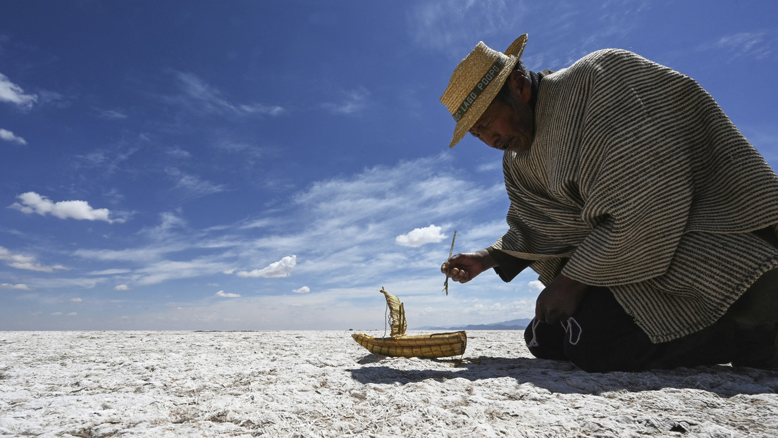 Intensa sequía convierte en un enorme desierto al segundo lago más grande de Bolivia Intensa sequía convierte en un enorme desierto al segundo lago más grande de Bolivia