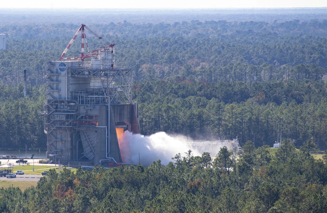 La NASA prueba con "fuego real" un nuevo tipo de motor para el cohete de la misión lunar Artemis La NASA prueba con "fuego real" un nuevo tipo de motor para el cohete de la misión lunar Artemis
