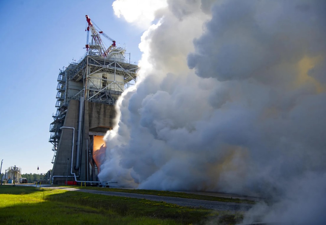 La NASA prueba con "fuego real" un nuevo tipo de motor para el cohete de la misión lunar Artemis La NASA prueba con "fuego real" un nuevo tipo de motor para el cohete de la misión lunar Artemis
