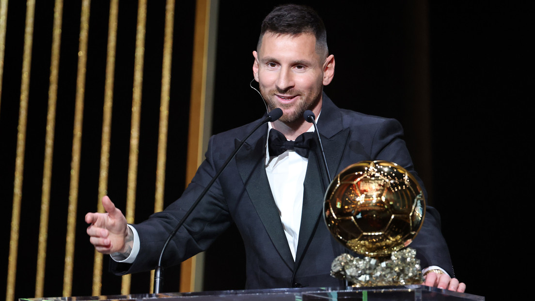 Messi hace historia al ganar su octavo balón de oro Messi hace historia al ganar su octavo balón de oro