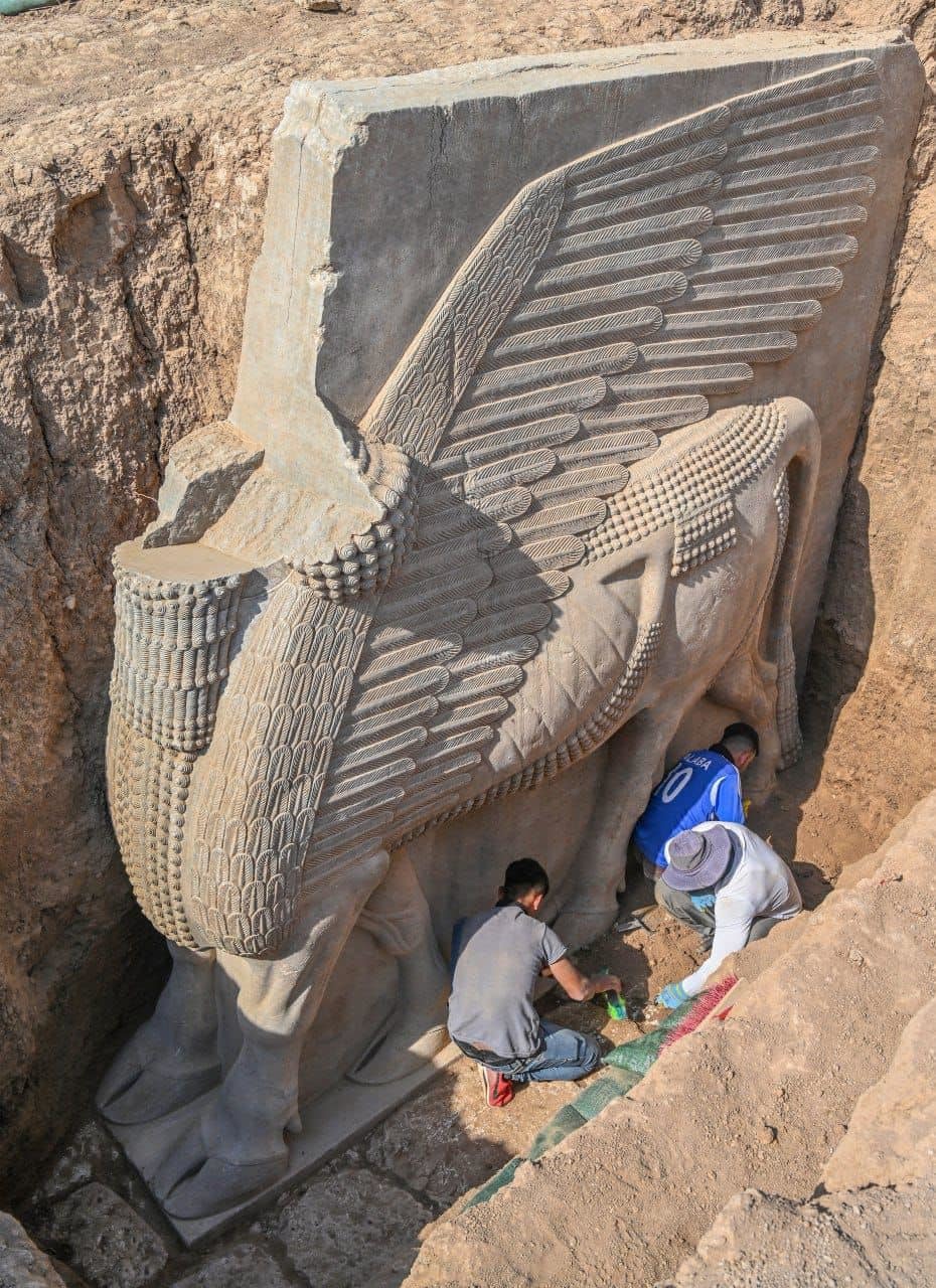 Recuperan en Irak la escultura de una deidad asiria de 2.700 años enterrada para protegerla del EI Recuperan en Irak la escultura de una deidad asiria de 2.700 años enterrada para protegerla del EI