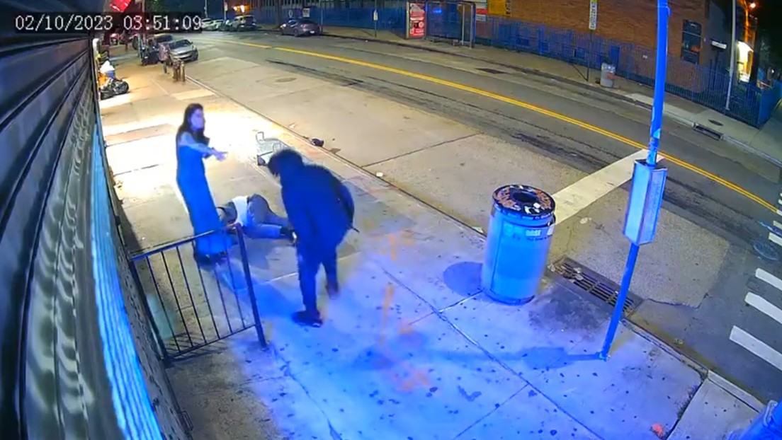 Un activista es asesinado a puñaladas frente a su novia en una parada de bus en Nueva York (VIDEO) Un activista es asesinado a puñaladas frente a su novia en una parada de bus en Nueva York (VIDEO)
