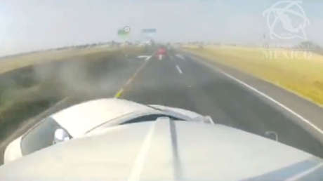 VIDEO: Camión cisterna aplasta un coche en aparatoso accidente en México VIDEO: Camión cisterna aplasta un coche en aparatoso accidente en México