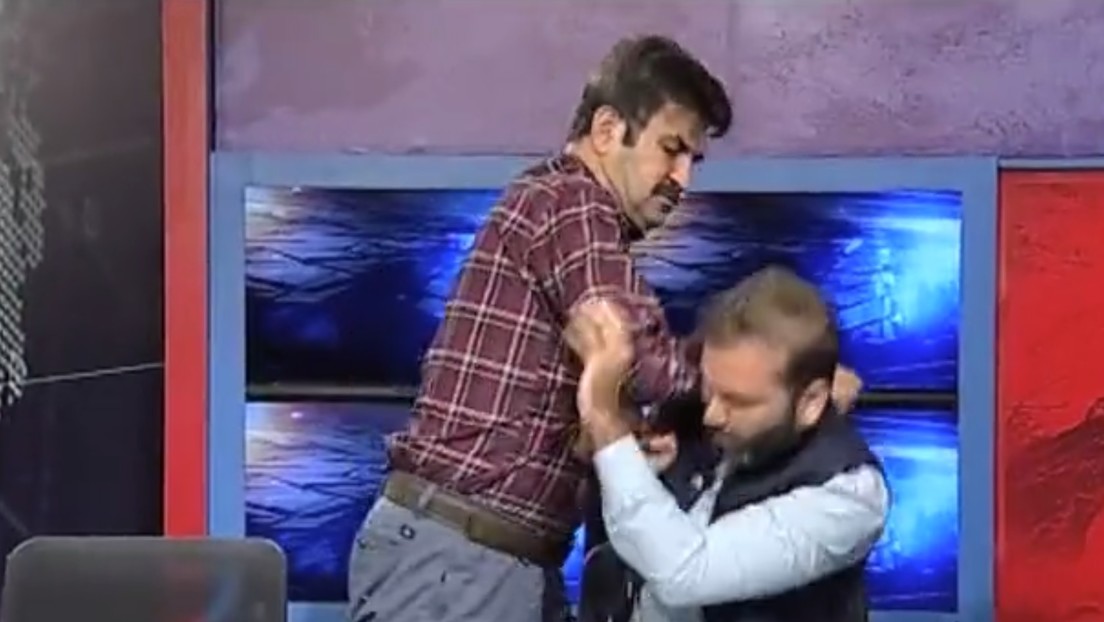 VIDEO: Dos políticos pakistaníes se enfrentan a golpes en un programa de televisión en vivo VIDEO: Dos políticos pakistaníes se enfrentan a golpes en un programa de televisión en vivo