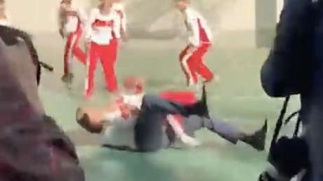 VIDEO: El gobernador de California arrolla a un niño mientras jugaba al baloncesto en China VIDEO: El gobernador de California arrolla a un niño mientras jugaba al baloncesto en China