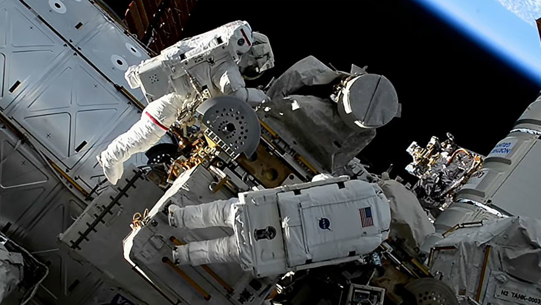 Astronautas pierden accidentalmente una bolsa con herramientas en el espacio (VIDEO)