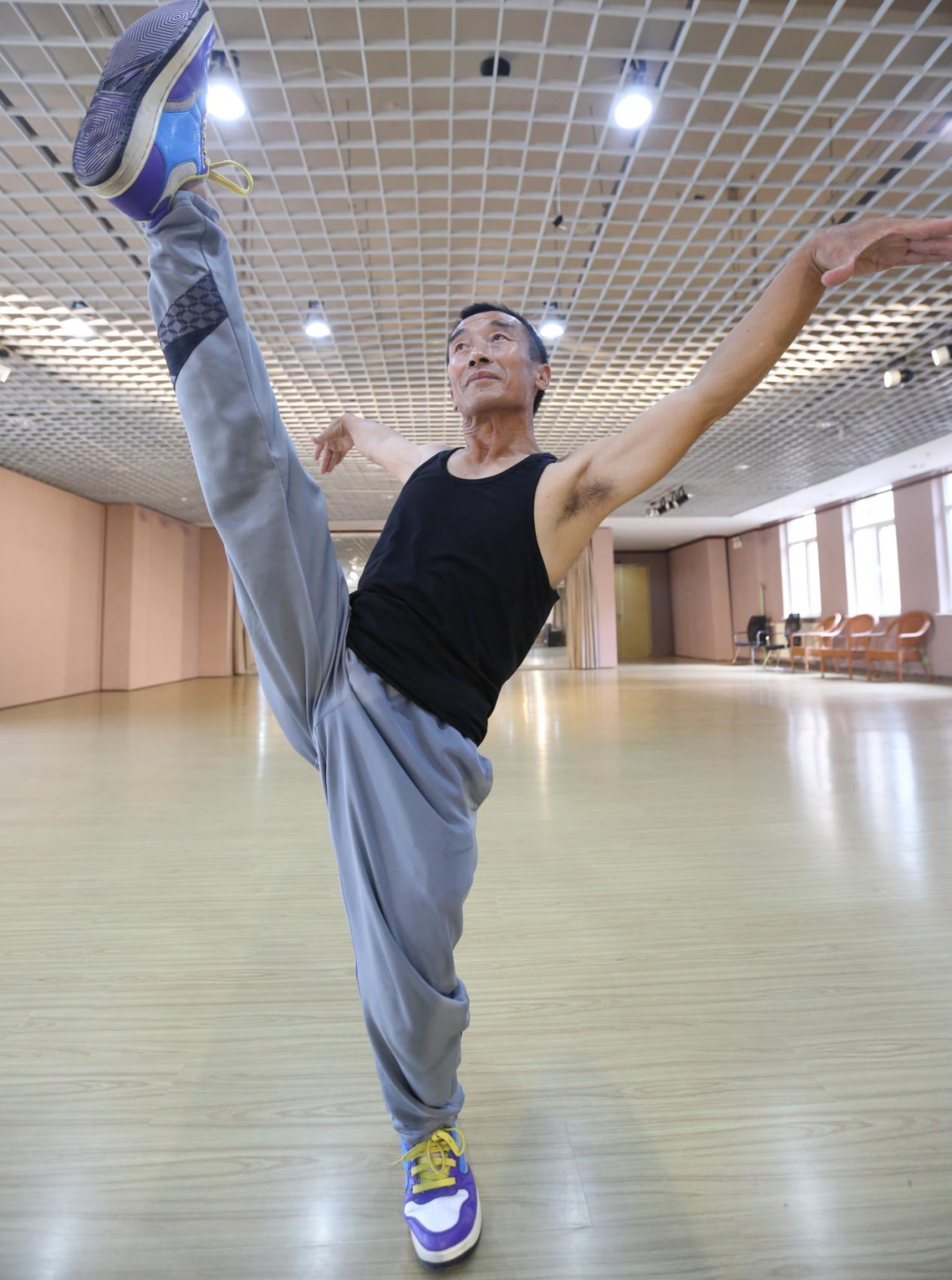 De limpiador de calles a bailarín: un hombre de 63 años cumple el sueño de toda su vida