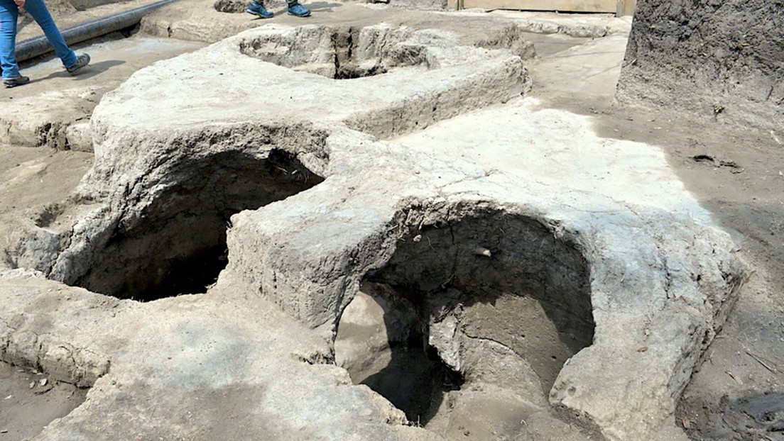 Descubren antiguas tumbas cónicas llenas de huesos y figurillas en un