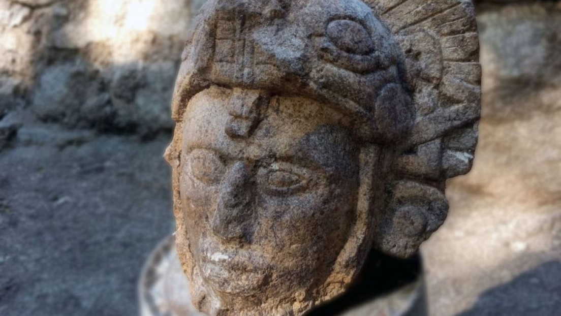 Encuentran en Chichen Itzá un rostro esculpido de un guerrero maya