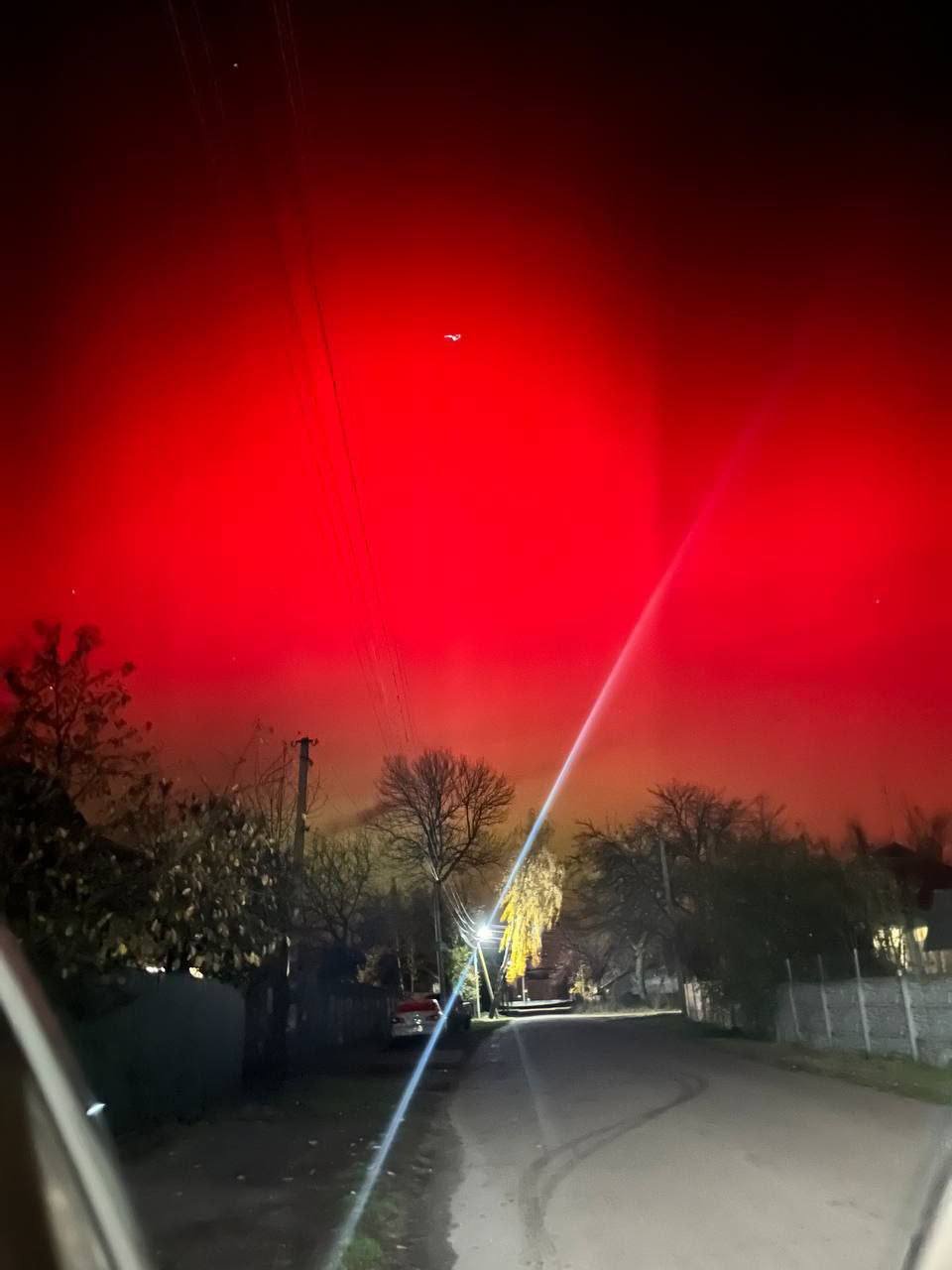 FOTOS: Inusual aurora boreal escarlata ilumina el cielo de Rusia