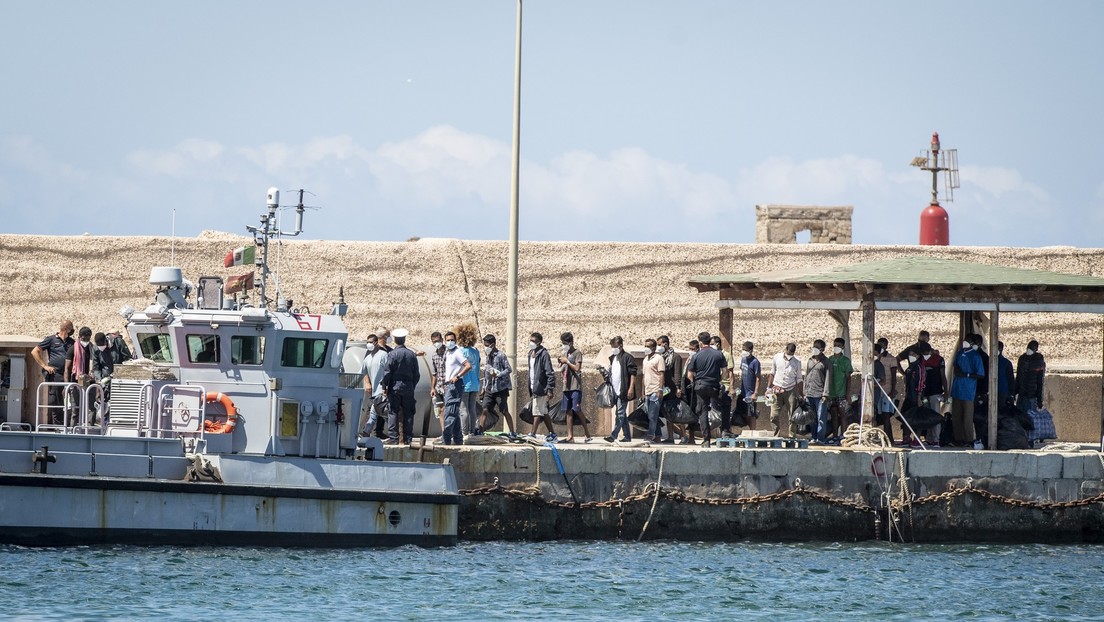 Más de 1.400 migrantes llegan a la isla italiana de Lampedusa en las últimas 26 horas