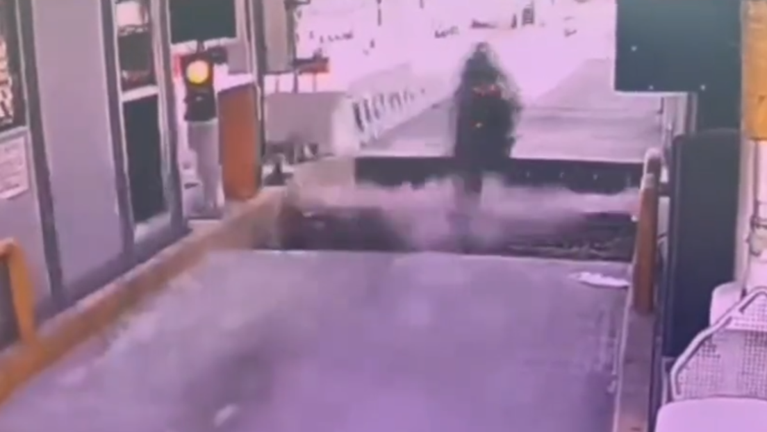 VIDEO: Motociclistas evaden peaje y sufren grave accidente tras salir disparados