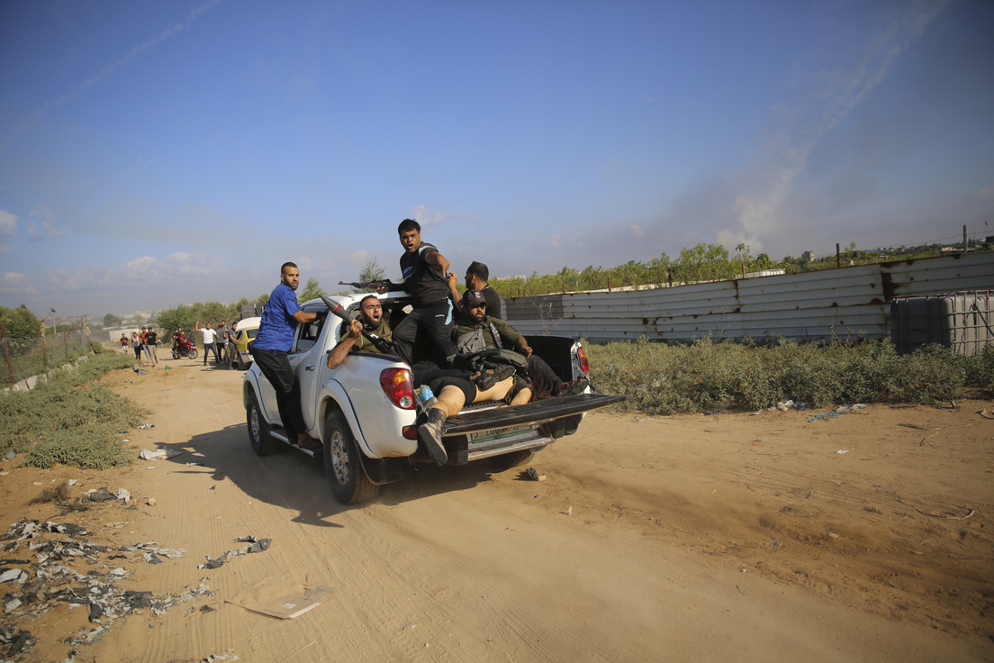 <blockquote class="twitter-tweet"><p lang="en" dir="ltr">In the hours following our expose, new material is still coming to light concerning Gazan freelance journalist Hassan Eslaiah whom both AP & CNN used on Oct. 7.<br><br>Here he is pictured with Hamas leader and mastermind of the Oct. 7 massacre, Yahya Sinwar. <a href="https://t.co/S9pXeIGaFq">https://t.co/S9pXeIGaFq</a> <a href="https://t.co/RmEZU5RsM8">pic.twitter.com/RmEZU5RsM8</a></p>— HonestReporting (@HonestReporting) <a href="https://twitter.com/HonestReporting/status/1722374178991444219?ref_src=twsrc%5Etfw">November 8, 2023</a></blockquote> <script async src="https://platform.twitter.com/widgets.js" charset="utf-8"></script> Sospechan que fotógrafos de The New York Times, CNN, AP y Reuters estaban al tanto del ataque de Hamás