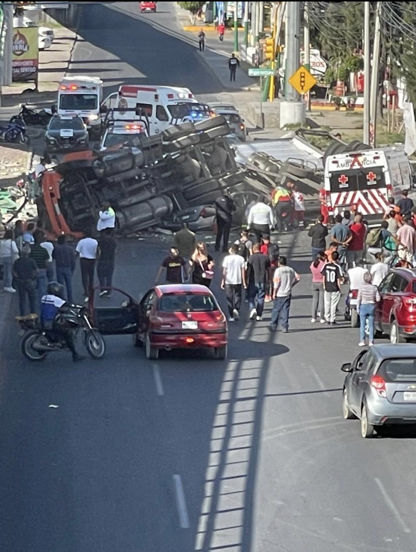 Un tráiler cae de un puente y aplasta varios coches en una vía de México