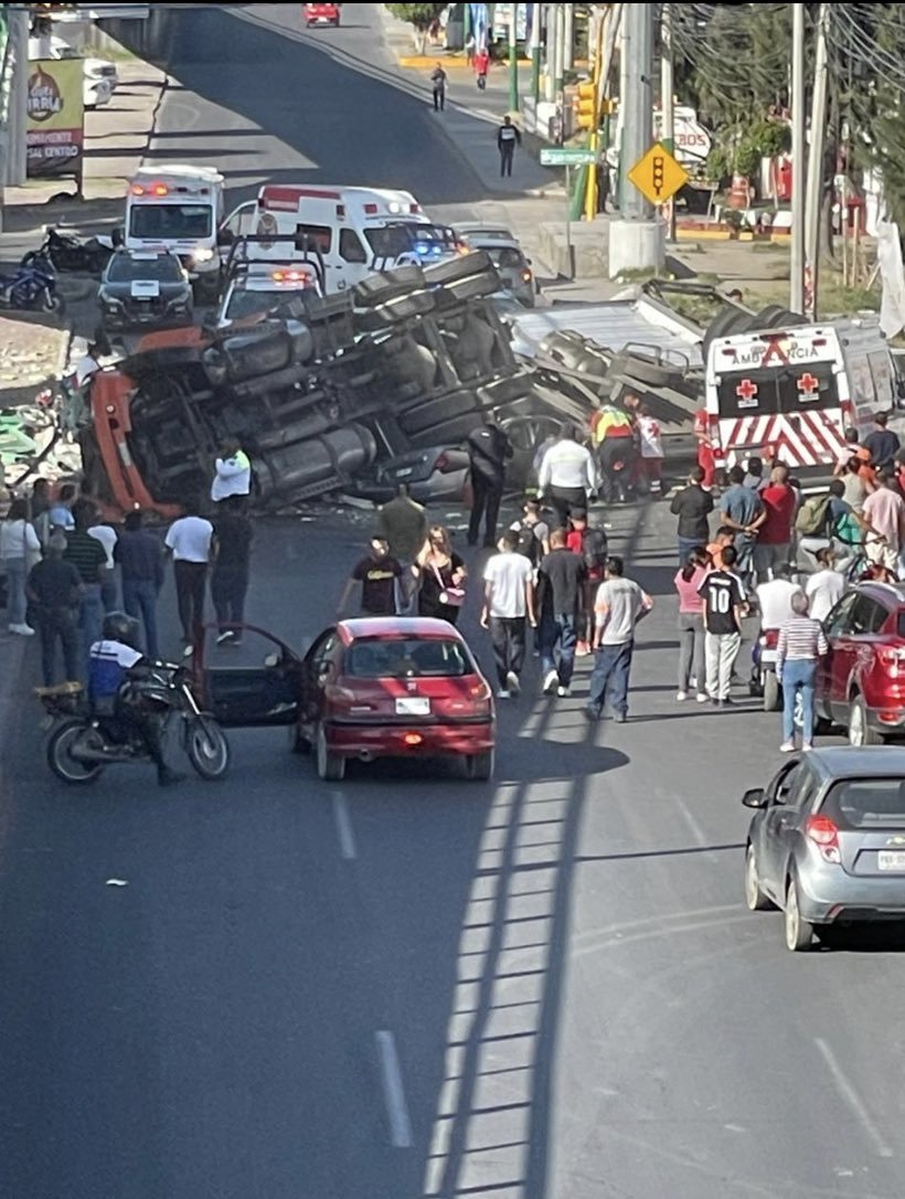 Un tráiler cae de un puente y aplasta varios coches en una vía de México Un tráiler cae de un puente y aplasta varios coches en una vía de México