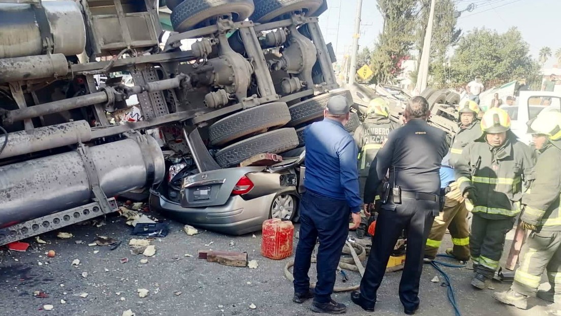 Un tráiler cae de un puente y aplasta varios coches en una vía de México Un tráiler cae de un puente y aplasta varios coches en una vía de México