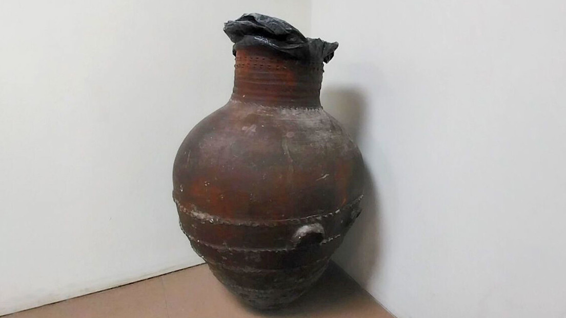 Una jarra de hace 2.600 años es convertida en un cubo de basura en un museo iraní Una jarra de hace 2.600 años es convertida en un cubo de basura en un museo iraní
