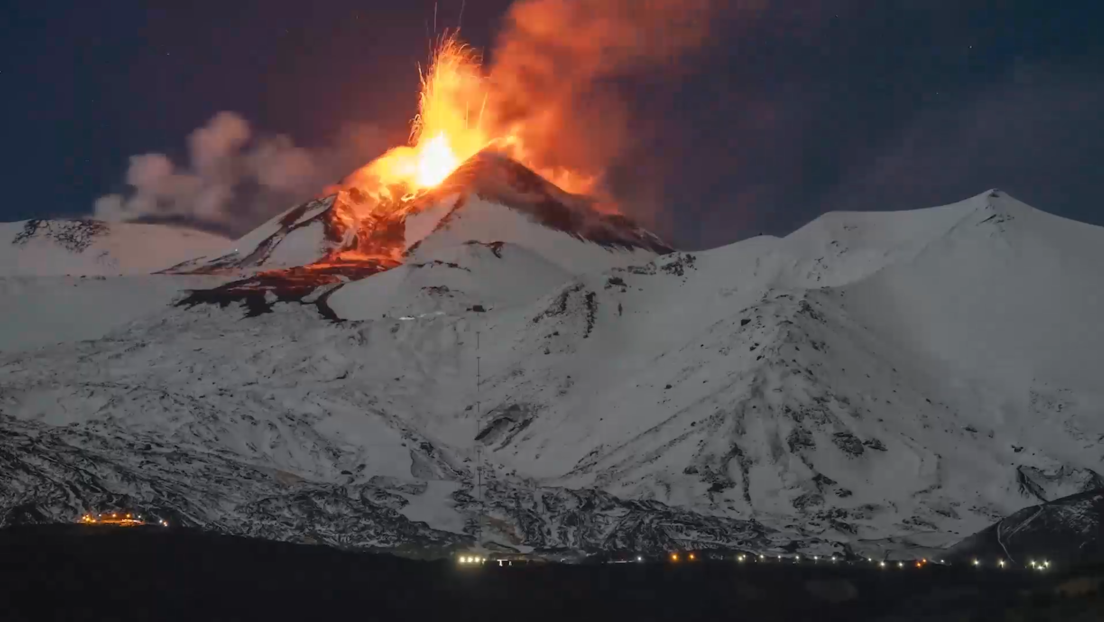 VIDEO: El volcán Etna provoca una 'lluvia de fuego' sobre laderas cubiertas de nieve