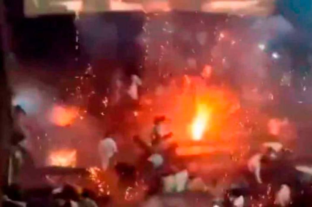 VIDEO: Lanzan fuegos artificiales dentro de una sala de cine en plena función en la India