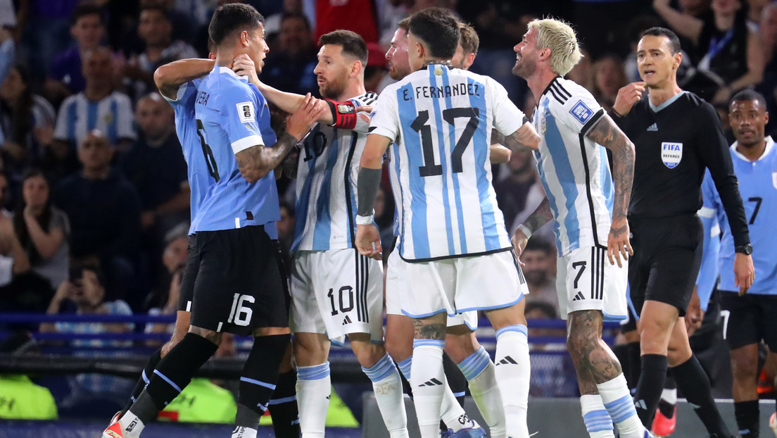 VIDEO: Messi agarra del cuello a un rival durante un acalorado y tenso Argentina-Uruguay