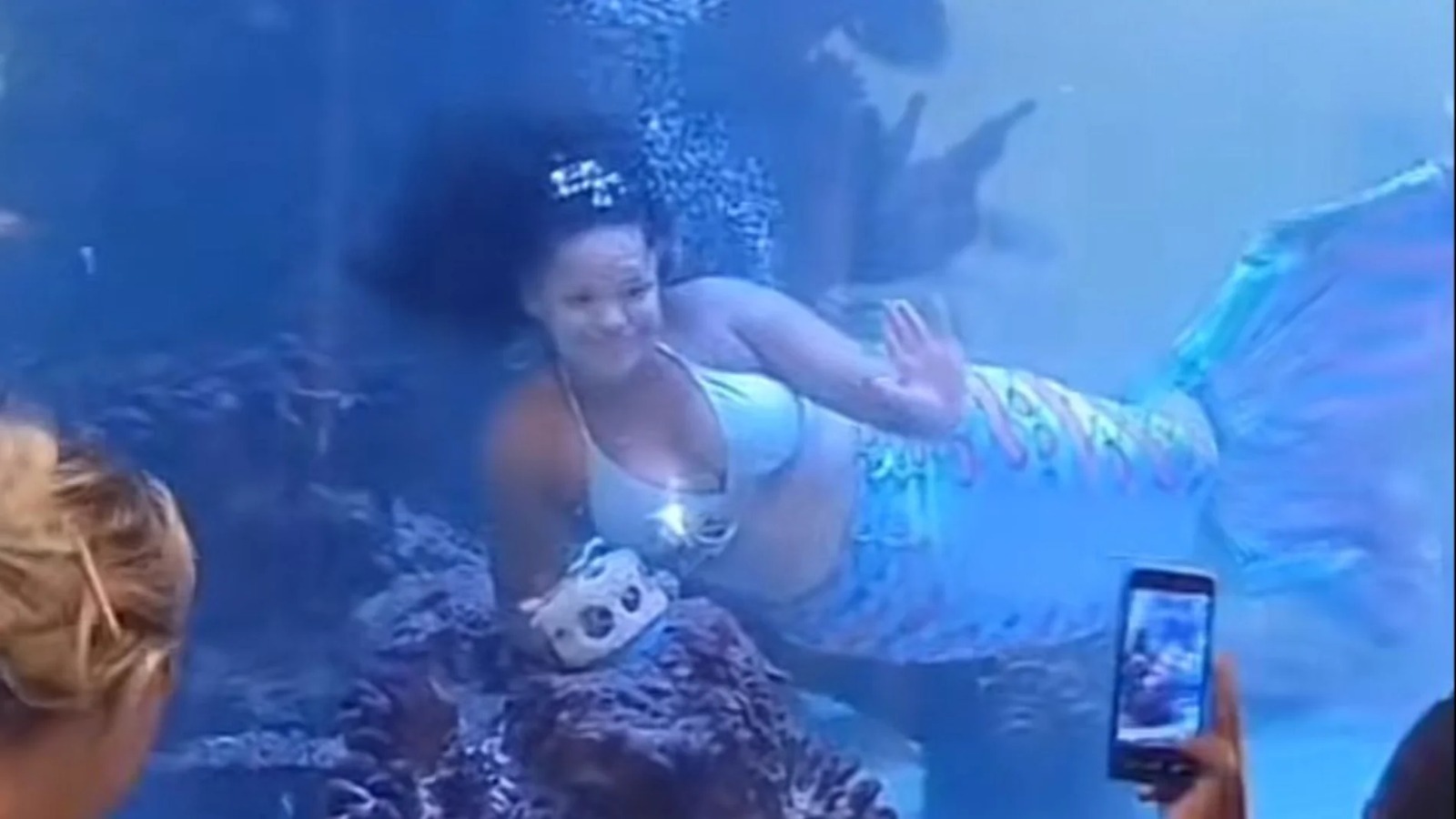 VIDEO: Mujer disfrazada de sirena casi se ahoga durante un espectáculo en un acuario