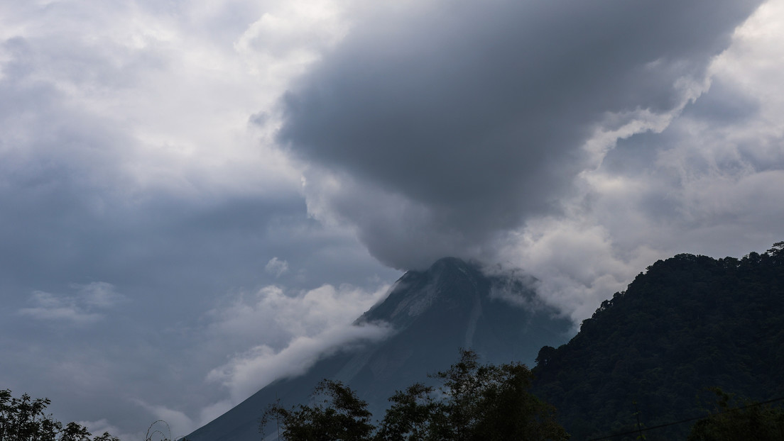 Mueren 11 alpinistas tras la erupción de un volcán en la isla de Java (VIDEOS)