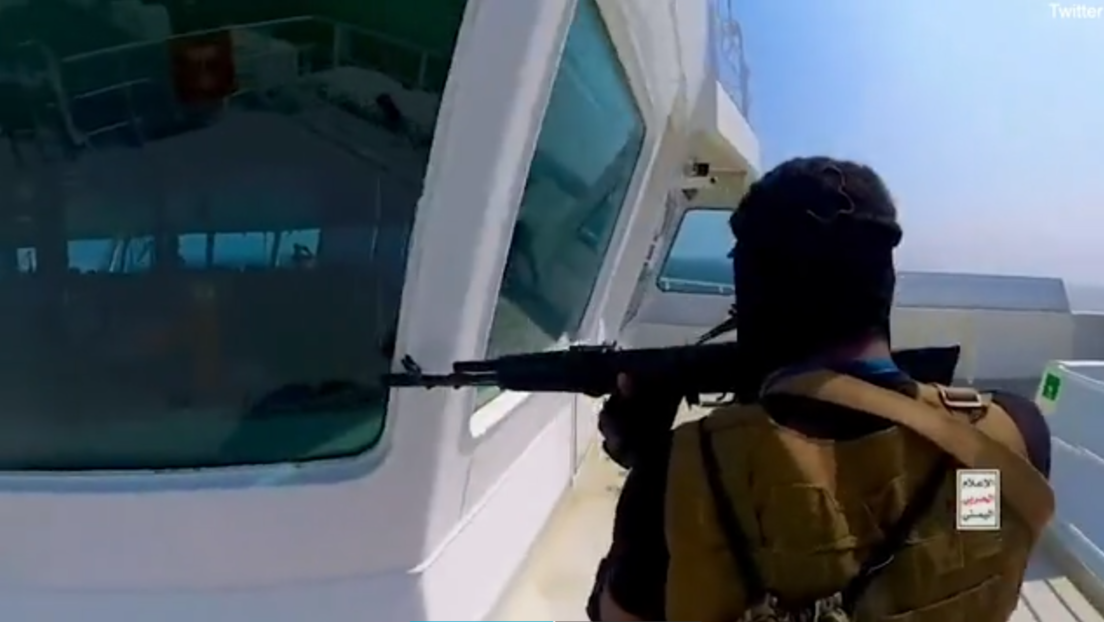 Un barco de propiedad británica es alcanzado por un cohete frente a Yemen