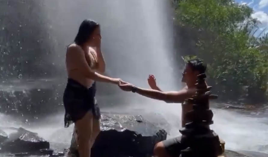 VIDEO: Novia se resbala en una cascada segundos después de dar el '¡Sí!' a una propuesta de matrimonio