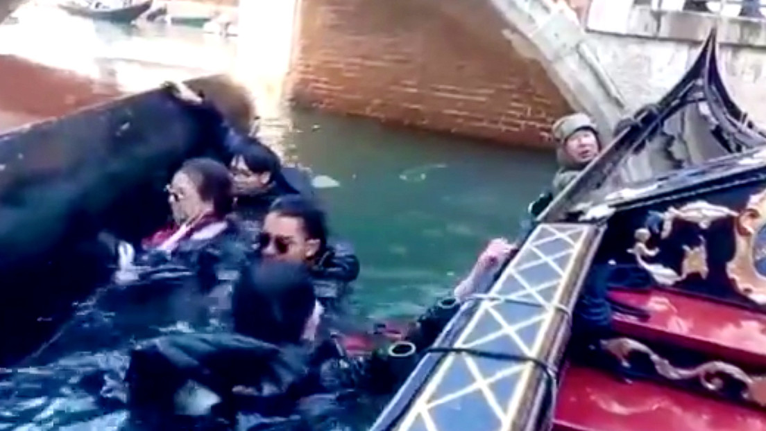 VIDEO: Turistas terminan en el agua tras volcarse su góndola en Venecia