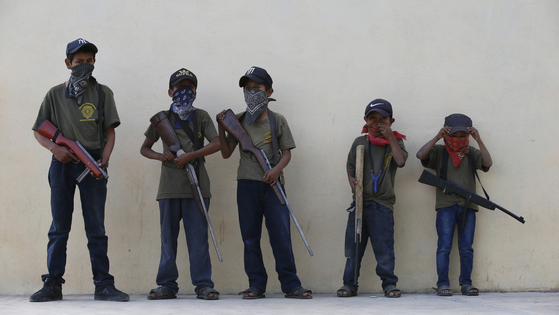 Policía comunitaria en México recluta y arma a niños para combatir el crimen organizado