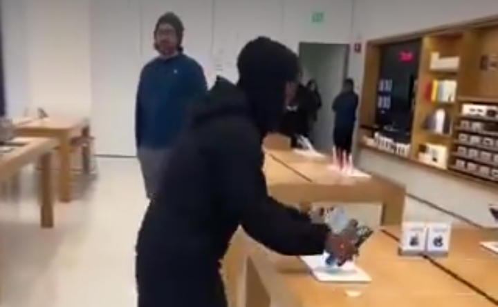 Roba decenas de iPhones en una tienda de Apple y sale como si nada pasando delante de la Policía (VIDEO)